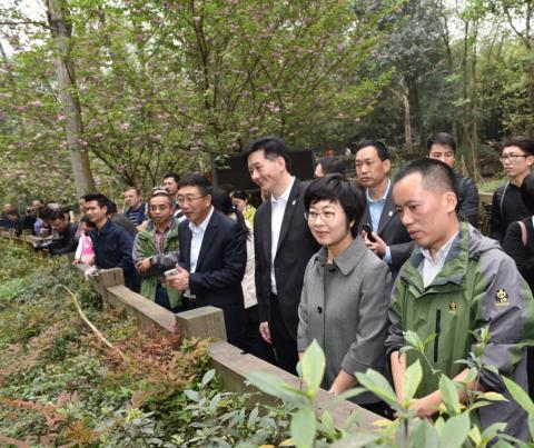 Visita do Grupo de Trabalho de Acompanhamento à Oferta de Pandas pelo 
Governo Popular Central ao par de pandas gigantes seleccionados

