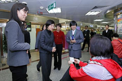 陈海帆司长视察身份证明局办证大堂与办证人士亲切交流
