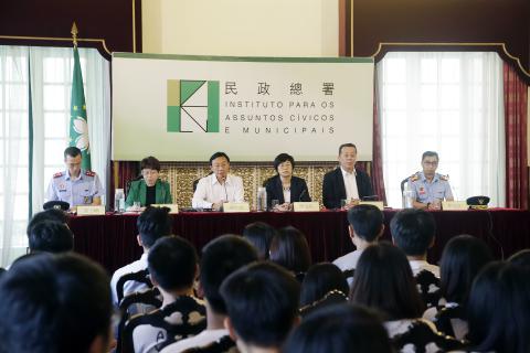 A Secretária para a Administração e Justiça, Sónia Chan e o Secretário
para os Assuntos Sociais e Cultura, Alexis Tam, auscultam sugestões sobre o
Mecanismo de Resposta a Grandes Catástrofes apresentadas pelos
representantes das da Federação de Juventude de Macau, da Associação de
Nova Juventude Chinesa e da Associação Geral de Estudantes Chong Wa de
Macau
A Secretária para a Administração e Justiça, Sónia Chan e o Secretário
para os Assuntos Sociais e Cultura, Alexis Tam, auscultam sugestões sobre o
Mecanismo de Resposta a Grandes Catástrofes apresentadas pelos
representantes das da Federação de Juventude de Macau, da Associação de
Nova Juventude Chinesa e da Associação Geral de Estudantes Chong Wa de
Macau