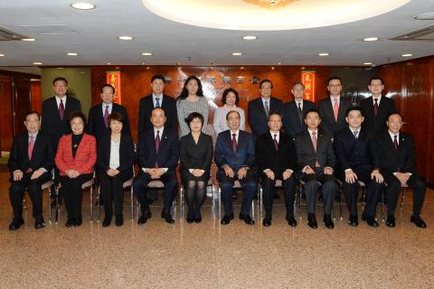 A Secretária Sónia Chan (sexta à direita) e os reponsáveis da 
Associação Comercial de Macau
