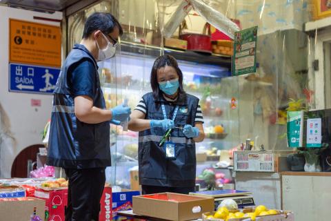 市政署检疫人员到新批发市场对食品外包装采集环境样本
