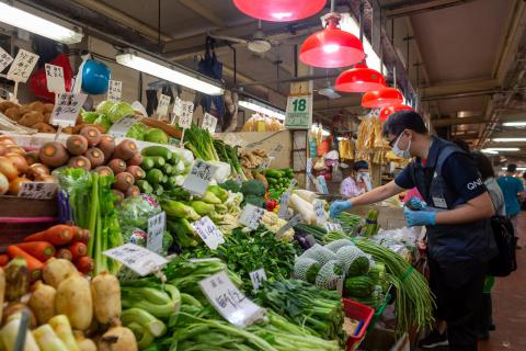 市政署检疫人员到各区街市对食品外包装采集环境样本
