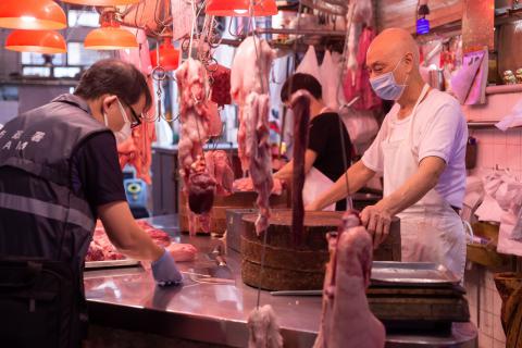 市政署检疫人员到各区街市对肉贩刀具采集环境样本
