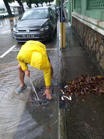 市政署派員加緊清理雨水井及渠口垃圾
