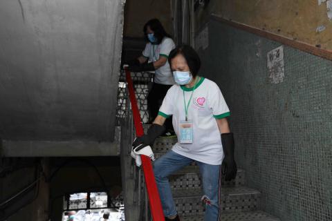 工作人員使用稀釋的漂白水，協助「三無」大廈清抹大廈樓間之扶手，以減少疾病在本澳社區傳播的風險
