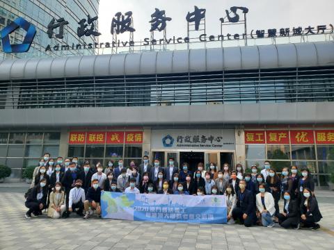 考察团参观了禅城区行政服务中心智慧新城大厅，了解“一站式”服务中心的运作。
