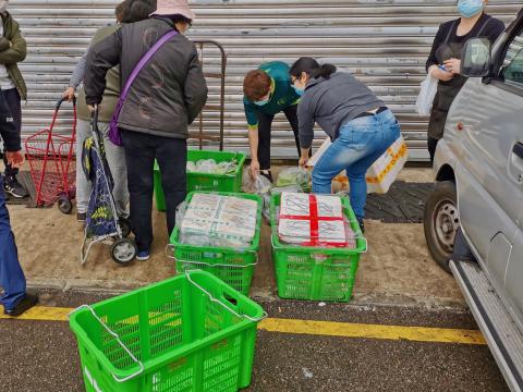 今早市政署發現青洲新批發市場外圍的公共街道及馬路上有無牌小販違法擺賣
