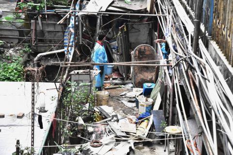 市政署说服新美安住户同意让工作人员清除堆放的废弃物
