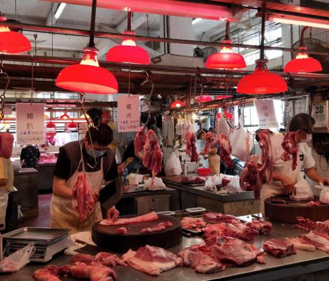 豬肉攤檔於當眼位置標示三種熱門肉品價格
