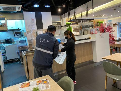 派發宣傳海報呼籲注意衛生，場所人員工作期間應佩戴口罩
