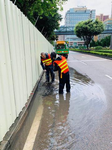 市政署派員加緊清理雨水井及渠口垃圾
