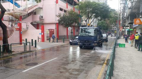 使用水車清洗街道
