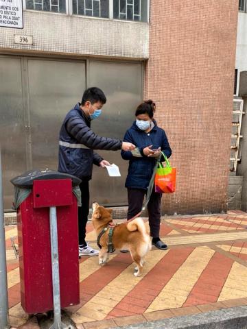 市政署呼籲把狗隻便溺物妥善包好並放入狗糞箱或其他垃圾收集設施內
