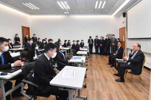 O Chefe do Executivo Ho Iat Seng conversa com os formandos da primeira
edição do Curso de Formação de Liderança para os Trabalhadores dos
Serviços Públicos
O Chefe do Executivo Ho Iat Seng conversa com os formandos da primeira
edição do Curso de Formação de Liderança para os Trabalhadores dos
Serviços Públicos