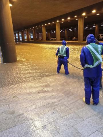 工作人员于水浸地点巡查及清理雨水井
