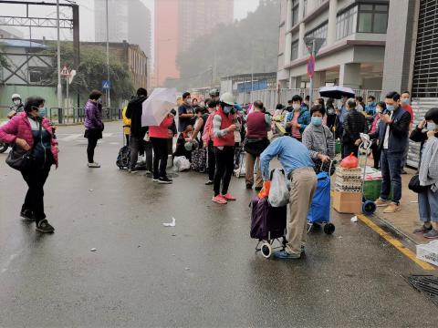 不法擺賣行為引起人群聚集不利防疫工作
