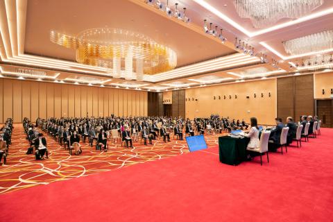 A reunião de estudo, implementação e concretização do «Projecto Geral
de Construção da Zona de Cooperação Aprofundada entre Guangdong e Macau
em Hengqin» conta a presença de cerca de 270 personalidades, entre os
quais, incluindo os titulares dos cargos principais, os chefes e assessores
dos gabinetes do Chefe do Executivo e dos secretários, os responsáveis da
direcção dos serviços púlbicos, e os funcionários do Governo da RAEM
acreditados na Zona de Cooperação Aprofundada.
A reunião de estudo, implementação e concretização do «Projecto Geral
de Construção da Zona de Cooperação Aprofundada entre Guangdong e Macau
em Hengqin» conta a presença de cerca de 270 personalidades, entre os
quais, incluindo os titulares dos cargos principais, os chefes e assessores
dos gabinetes do Chefe do Executivo e dos secretários, os responsáveis da
direcção dos serviços púlbicos, e os funcionários do Governo da RAEM
acreditados na Zona de Cooperação Aprofundada.