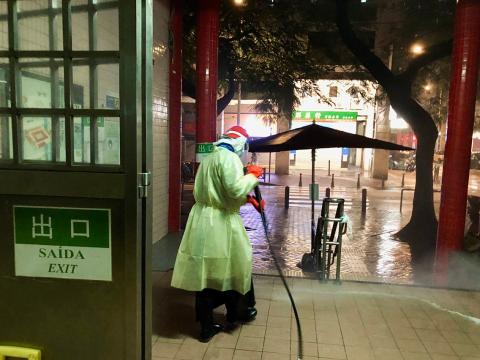 市政署会密切关注疫情发展，持续监察辖下市政设施及公共街道的卫生状况，并按卫生当局的指引进行清洁及消毒。
