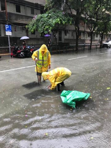 市政署派員打開渠蓋加快排洪
