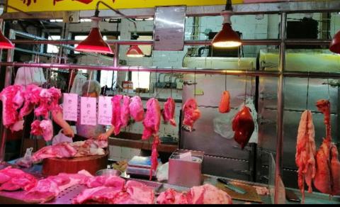 豬肉攤檔於當眼位置標示肉品價格
