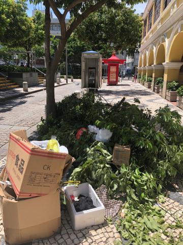 請市民自律不要將家居垃圾棄在路邊樹枝旁及公共街道
