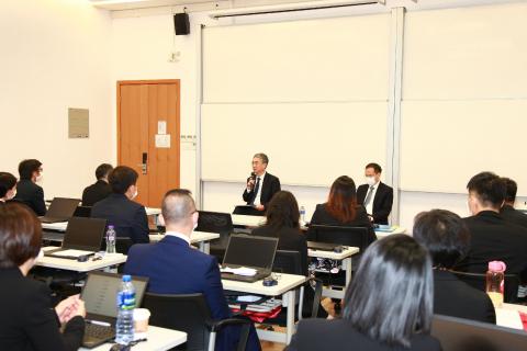 Iniciou-se hoje a primeira edição do Curso de Formação de Liderança para
os Trabalhadores dos Serviços Públicos. A primeira aula teve como tema
“Uma conversa sobre liderança” e foi orientada pelo Secretário Cheong
Weng Chon aos 30 formandos, com os quais debateu a reforma da administração
e o governo electrónico
Iniciou-se hoje a primeira edição do Curso de Formação de Liderança para
os Trabalhadores dos Serviços Públicos. A primeira aula teve como tema
“Uma conversa sobre liderança” e foi orientada pelo Secretário Cheong
Weng Chon aos 30 formandos, com os quais debateu a reforma da administração
e o governo electrónico