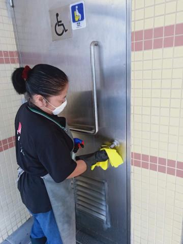 Reforço de limpeza e desinfecção dos sanitários públicos pelo pessoal da 
limpeza adjudicada
