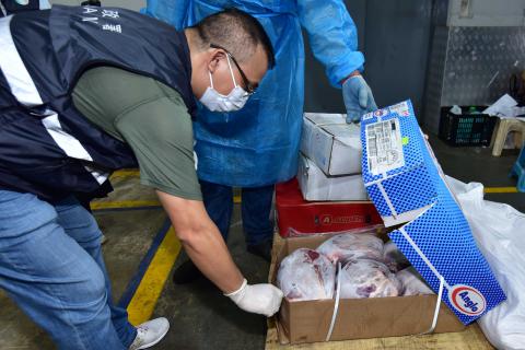 目前，市政署每日平均抽取冷鏈食品及環境樣本二百五十個。
