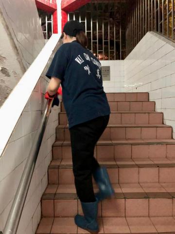 市政署恒常对公共场所设施进行清洁消毒。
