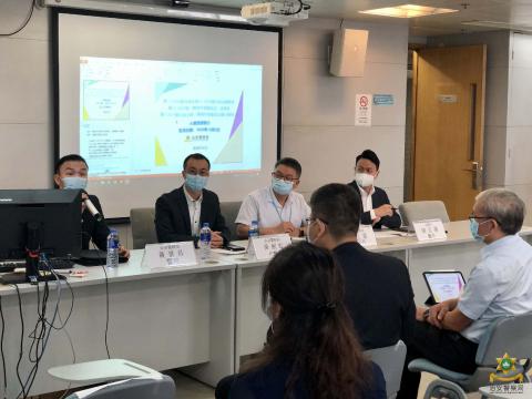 治安警察局、勞工事務局及法務局於8月5、11及13日分別向澳門中資職介協會、各相關職業介紹所等代表舉行講解會 
(2)
