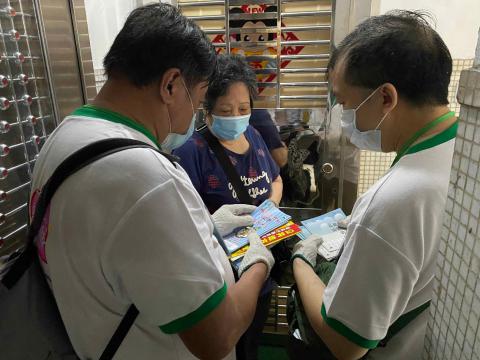 工作人員逐一向居民進行有關環境衛生的宣傳工作
