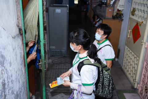 向居民派发宣传单张
