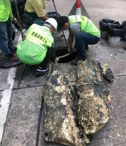 清渠时发现有油脂垃圾及油脂硬块
