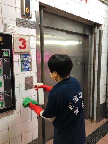 市政署恒常对公共场所设施进行清洁消毒。

