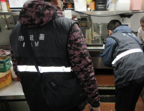 市政署巡查食肆隔油井
