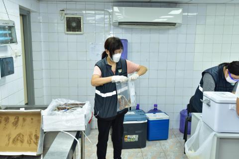 自去年七月至目前共抽檢了冷鏈食品及環境樣本約六萬二千個，全部未有異常。
