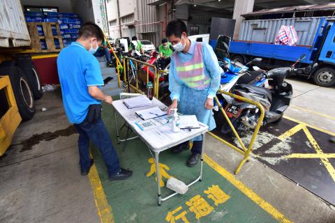 冷鏈從業人員每七日進行一次核酸檢查，全面執行員工健康登記記錄、員工健康碼、外來人員登記。
