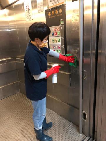 市政署恒常对公共场所设施进行清洁消毒。

