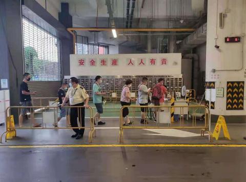 所有人員進入批發市場前須進行測溫及反掃查驗「綠碼」等程序。2
