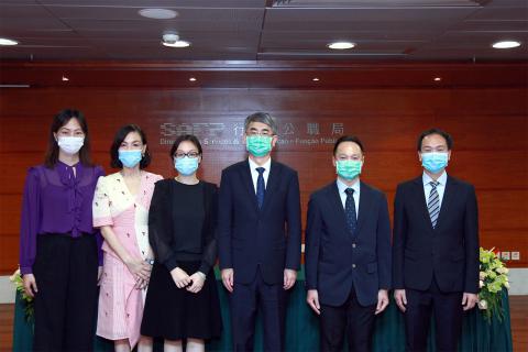 Fotografia de tomada de posse com o Secretário para a Administração e 
Justiça, Cheong Weng Chon, o Chefe do Gabinete do Secretário para a 
Administração e Justiça, Ng Chi Kin, o Director do SAFP, Kou Peng Kuan e 
as Subdirectoras Joana Maria Noronha, Lo Kin I e Ng Wai Han
