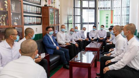 蒋朝阳教授与学员们在“国是茶聊”讨论会上交流互动
