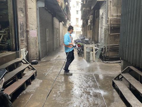 以稀釋漂白水清洗街道
