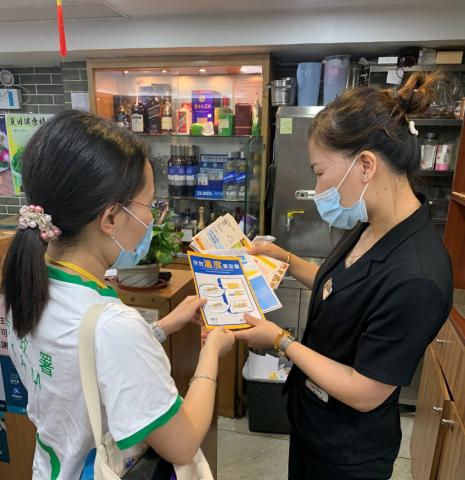 市政署派員進行上門式食安宣導，協助食品業界做好各項食安措施。
