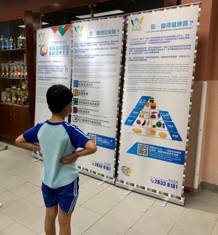 於學校擺放宣傳品，加強食安教育。
