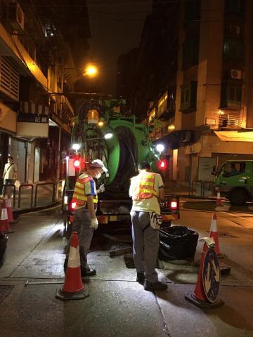 應對風雨季，市政署持續於各區檢查渠道並進行清淤
