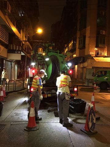 应对风雨季，市政署持续于各区检查渠道并进行清淤
