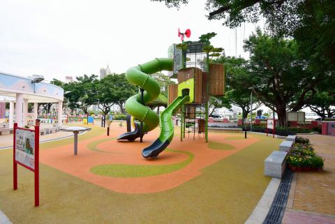 考虑到较大年龄段儿童的身心发展，以及对户外游乐设施的需要，公园内增设一组大型游具，适合八至十二岁儿童使用。

