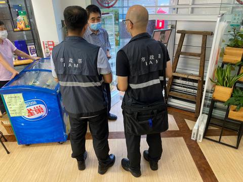 市政署食安人員巡查受浸區域的超市，暫未發現受水浸食品。
