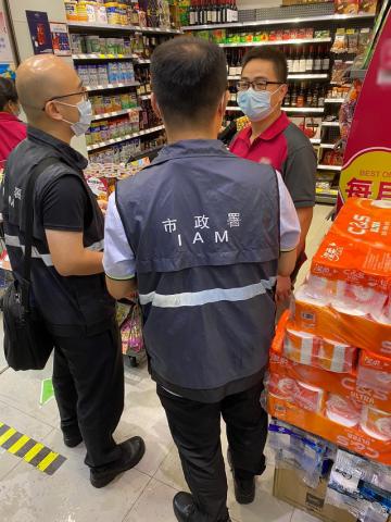 市政署會持續派員到受影響區域的食肆、零售店舖、食品儲存庫及冷凍倉等進行排查，協作善後工作。
