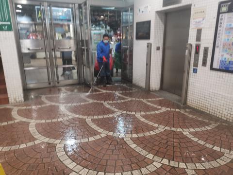 佑汉街市场内设施设备进行清洁
